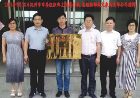 抚州市市委组织部主任周小剑县组织部部长朱文泉为发华公司授牌。 